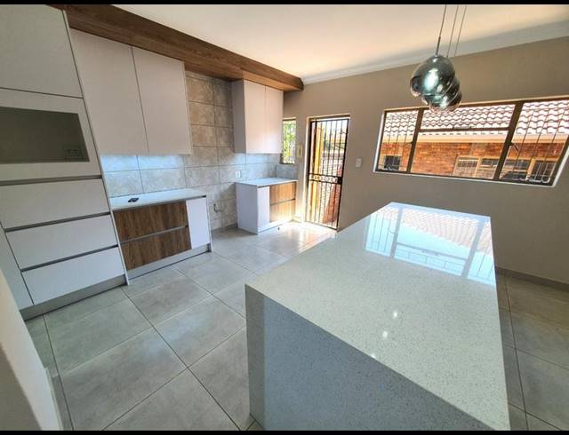 6 BEDROOM HOUSE FOR SALE IN WONDERBOOM